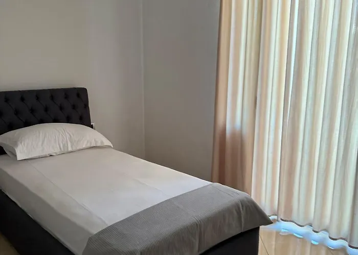 Quiet Room, Close To Airport Villa *